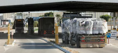 Trucks carrying aid line up at the Kerem Shalom crossing between Israel and Gaza, before going into Gaza, on the Israeli side of the Israel-Gaza border, May 22, 2025. REUTERS/Ammar Awad