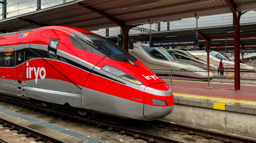 FILED - 07 March 2024, Spain, Madrid: A Frecciarossa 1000 (l, ETR 400) of the railroad brand Iryo and other Alvia high-speed trains of the Spanish railroad Renfe are parked at Madrid Chamartin station. Travellers between Germany and Italy will be able to take direct high-speed trains from Munich to Milan and Rome, the German railway company Deutsche Bahn (DB) announced on Wednesday. Photo: Jan Woitas/dpa