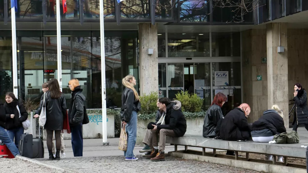 Delavska koalicija vztraja pri svojih zahtevah za spremembo nekaterih ključnih ukrepov predlagane pokojninske reforme, kar sindikati, ki reformo podpirajo, ocenjujejo kot zgrešeno. Fotografija je simbolična. Foto: Tomaž Skale
