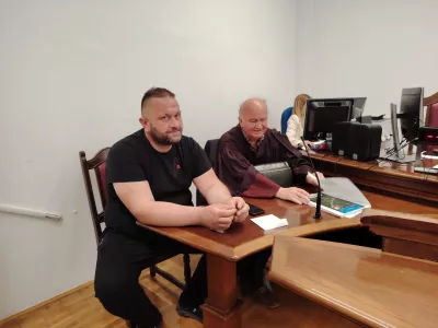 Samo Feštajn, lastnik avtovleke Žonta, se na celjskem sodišču zagovarja zaradi kaznivega dejanja poškodovanja tuje stvari. Foto: Mojca Marot