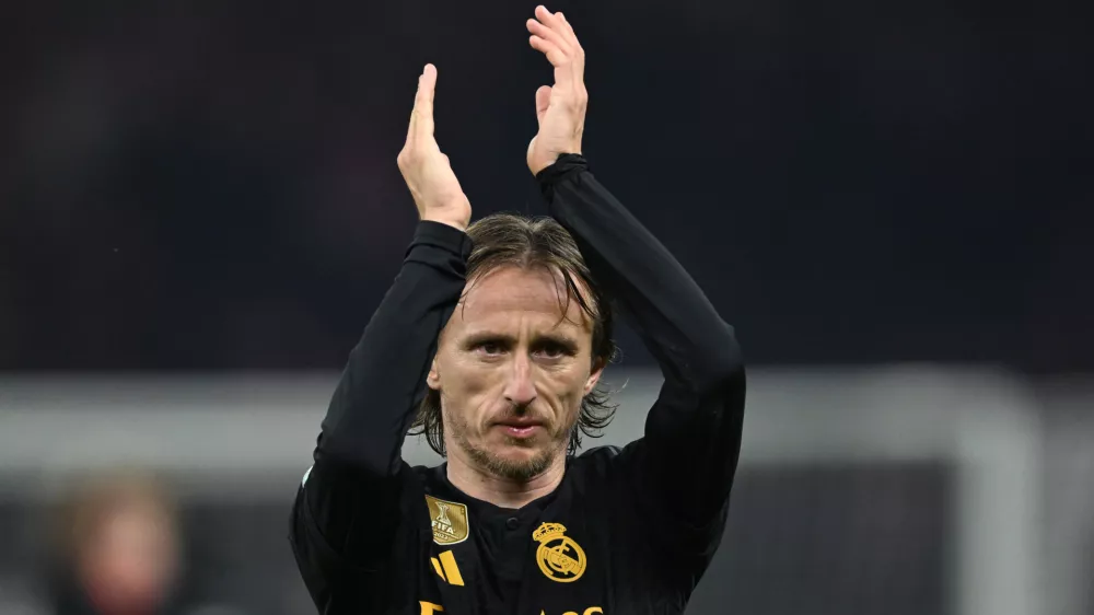 FILED - 12 December 2023, Berlin: Madrid's Luka Modric thanks the fans after the UEFA Champions League soccer match between 1. FC Union Berlin and Real Madrid at Olympiastadion. Real Madrid have announced captain Luka Modric will leave the Santiago Bernabeu after 13 years of service following this summer's Club World Cup campaign. Photo: Soeren Stache/dpa