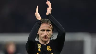 FILED - 12 December 2023, Berlin: Madrid's Luka Modric thanks the fans after the UEFA Champions League soccer match between 1. FC Union Berlin and Real Madrid at Olympiastadion. Real Madrid have announced captain Luka Modric will leave the Santiago Bernabeu after 13 years of service following this summer's Club World Cup campaign. Photo: Soeren Stache/dpa