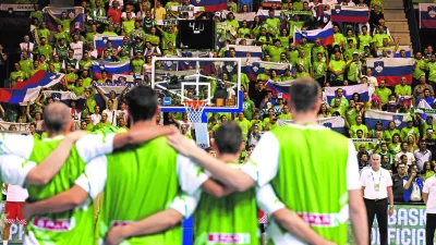 ﻿- slovenski košarkarski navijači- 8.9.2013 v Celju - košarka - Slovenija - Hrvaška, EuroBasket 2013 - evropsko prvenstvo v košarki - 4. krog - skupina C: - Slovenska košarkarska reprezentanca je doživela prvi poraz - po podaljšku jo je premagala Hrvaška s 76:74//FOTO: Luka Cjuha