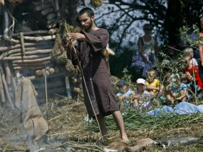 - IG - Društvo Fran Govekar Ig pripravilo 3. koliščarski dan 2010 na Mahu pri rečici Ižici, kjer so pred več kot 5000 leti živeli koliščarji, V deželi koliščarjev Barje - //FOTO: Matej Povše