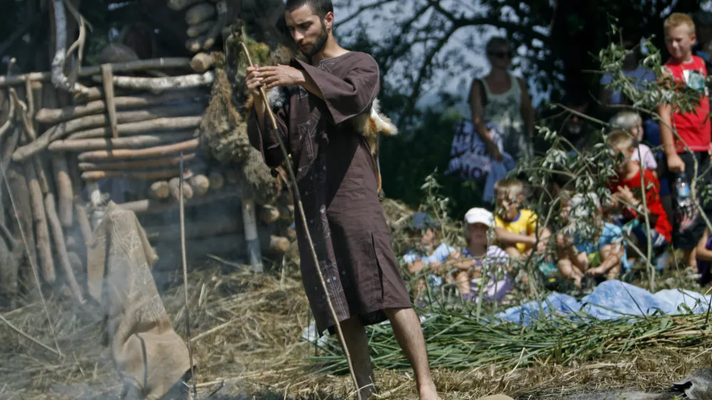 - IG - Društvo Fran Govekar Ig pripravilo 3. koliščarski dan 2010 na Mahu pri rečici Ižici, kjer so pred več kot 5000 leti živeli koliščarji, V deželi koliščarjev Barje - //FOTO: Matej Povše
