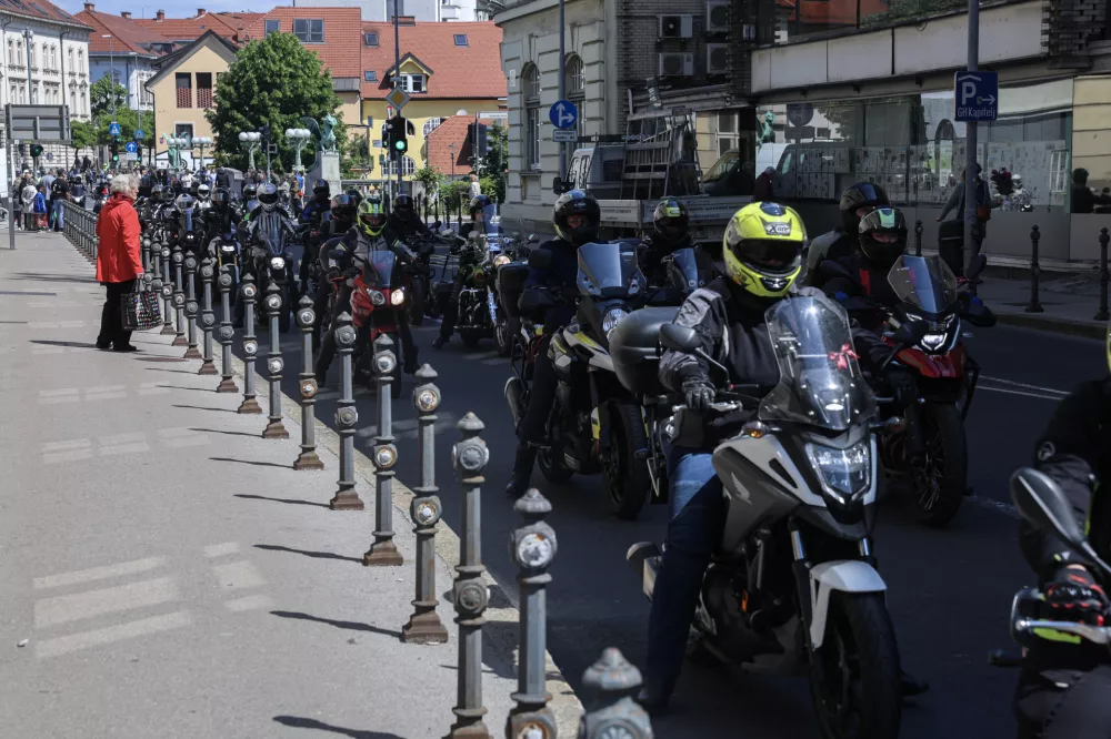 - 24.05.2025 - srečanje motoristk na Krekovem trgu//FOTO: Jaka Gasar