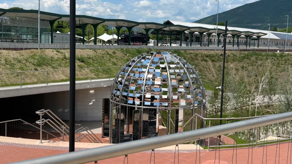 Novi podhod pod železniško progo je najkrajša pot med centrom nove in stare Gorice. Avstrijska svetleča Kupola Ingeborg Bachmann v njem je k sreči zgolj začasno izposojena iz Avstrije. 