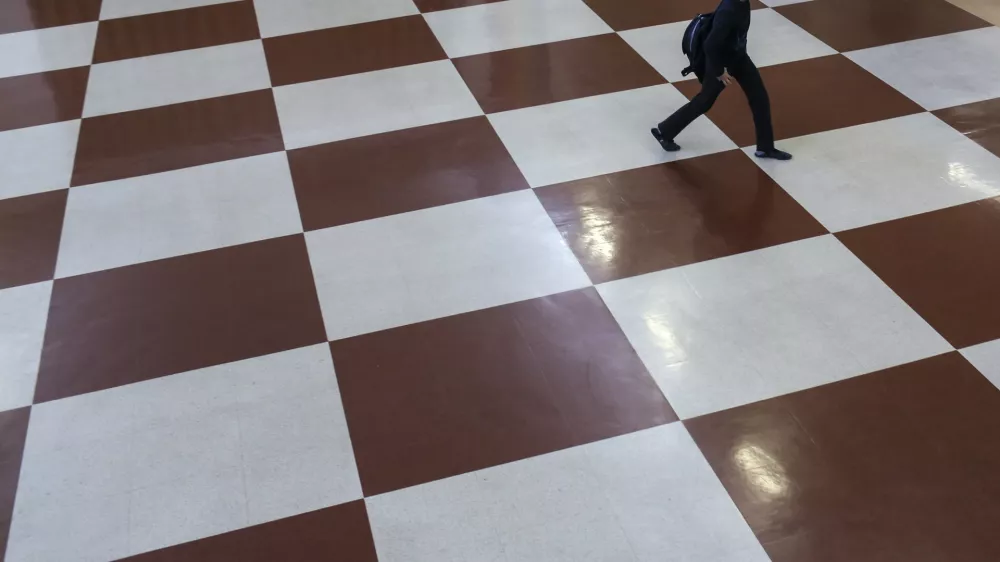 ﻿- Osnovna šola Valentina Vodnika v Ljubljani - šolski hodnik - osnovnošolci - učenci - šolstvo    - 07.05.2015 - Nacionalno preverjanje znanja (NPZ) v osnovnih šolah - pisno preverjanje znanja iz maternega jezika za učence 6. in 9. razreda -    //FOTO: Jaka Gasar