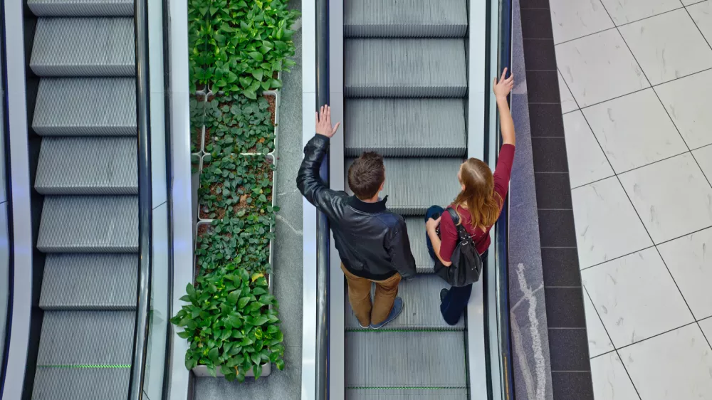 ﻿- tekoče stopnice- BTC City Park - nakupovalno središče v Ljubljani 2013 - potrošništvo - potrošniki,potrošniki,nakupovanje//FOTO: Tomaž Zajelšnik