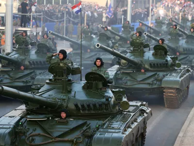 04.08.2015., Zagreb - Svecani mimohod Hrvatske vojske povodom obiljezavanja Dana pobjede i domovinske zahvalnosti i Dana hrvatskih branitelja te 20. obljetnice vojno-redarstvene operacije Oluja. U mimohodu od Avenije Marina Drzica do Savske ulice sudjeluju pjesacki, zrakoplovni te motorizirani, mehanizirani i oklopni postroji s razlicitim borbenim i neborbenim vozilima. Tenkovski postroj. r"nPhoto: Zeljko Lukunic/PIXSELL