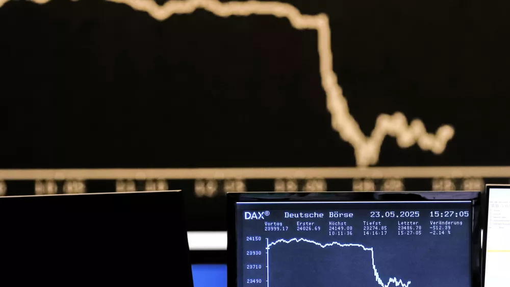 Včerajšnje gibanje nemškega indexa DAX. Nekaj pred 14. uro je prišlo sporočilo Trumpa. F AP