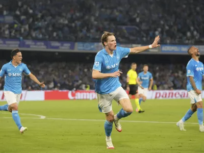Napoli's Scott McTominay celebrates after scoring the opening goal during the Italian Serie A soccer match between Napoli and Cagliari at the Diego Maradona stadium in Naples, Italy, Friday, May 23, 2025. (AP Photo/Gregorio Borgia)