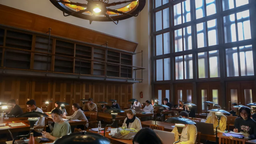 velika čitalnica- 29.11.2022 &ndash; Narodna in univerzitetna knjižnica (NUK) &ndash; ogled prostorov predsednika vlade Roberta Goloba in novinarska konferenca o načrtih vlade glede gradnje NUK 2&nbsp;//FOTO: Luka Cjuha