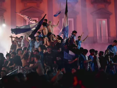 24 May 2025, Italy, NaplesNapoli fans gather near Piazza Plebiscito to celebrate their team's Italian Serie A league title following their match against Cagliari at the Diego Armando Maradona Stadium. PhotoValeria Ferraro/ZUMA Press Wire/dpa