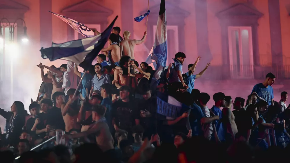 24 May 2025, Italy, NaplesNapoli fans gather near Piazza Plebiscito to celebrate their team's Italian Serie A league title following their match against Cagliari at the Diego Armando Maradona Stadium. PhotoValeria Ferraro/ZUMA Press Wire/dpa