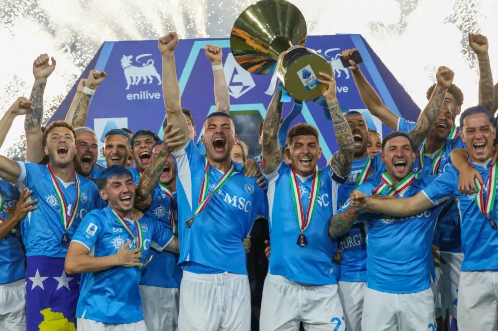 23 May 2025, Italy, Naples: Napoli players lift the Scudetto trophy as they celebrate winning the Italian Serie A league title following their match against Cagliari at the Diego Armando Maradona Stadium. Photo: Fabio Sasso/ZUMA Press Wire/dpa