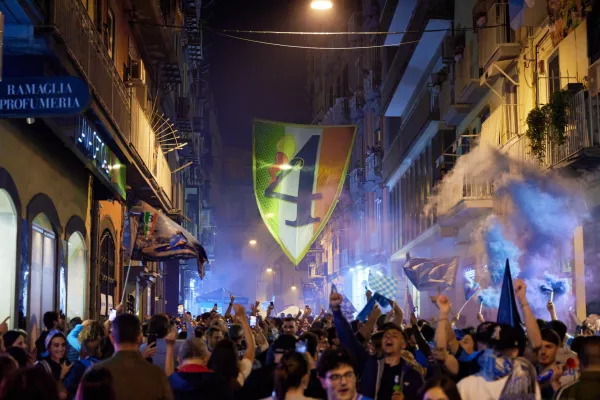 23 May 2025, Italy, Naples: Napoli fans celebrate in the streets after their team's secured the Italian Serie A league title following their match against Cagliari at the Diego Armando Maradona Stadium. Photo: Cinzia Camela/LPS via ZUMA Press Wire/dpa