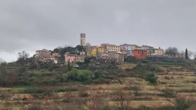 Oprtalj se nahaja na hrib u in je po mnenju mnogih eno najbolj slikovitih mest v severni Istri. F Vesna Levičnik