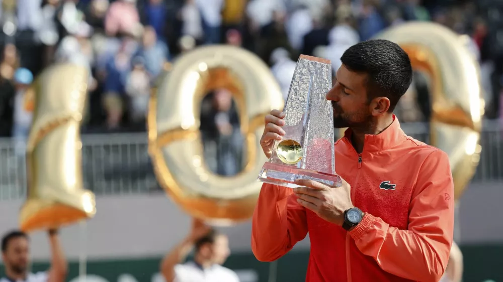 Tennis - Geneva Open - Tennis Club de Geneve, Geneva, Switzerland - May 24, 2025 Serbia's Novak Djokovic celebrates with the trophy after winning the final match against Poland's Hubert Hurkacz, Novak Djokovic's 100th career ATP tour title REUTERS/Stefan Wermuth