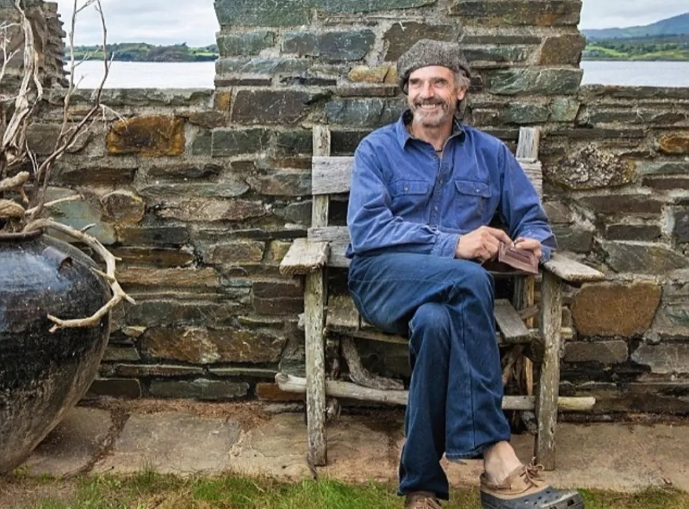 Leta 1996 je grad prišel na trg, leto dni kasneje pa ga je kupil slavni igralec Jeremy Irons, ki je v bližini že imel hišo. F IG/Jeremyirons