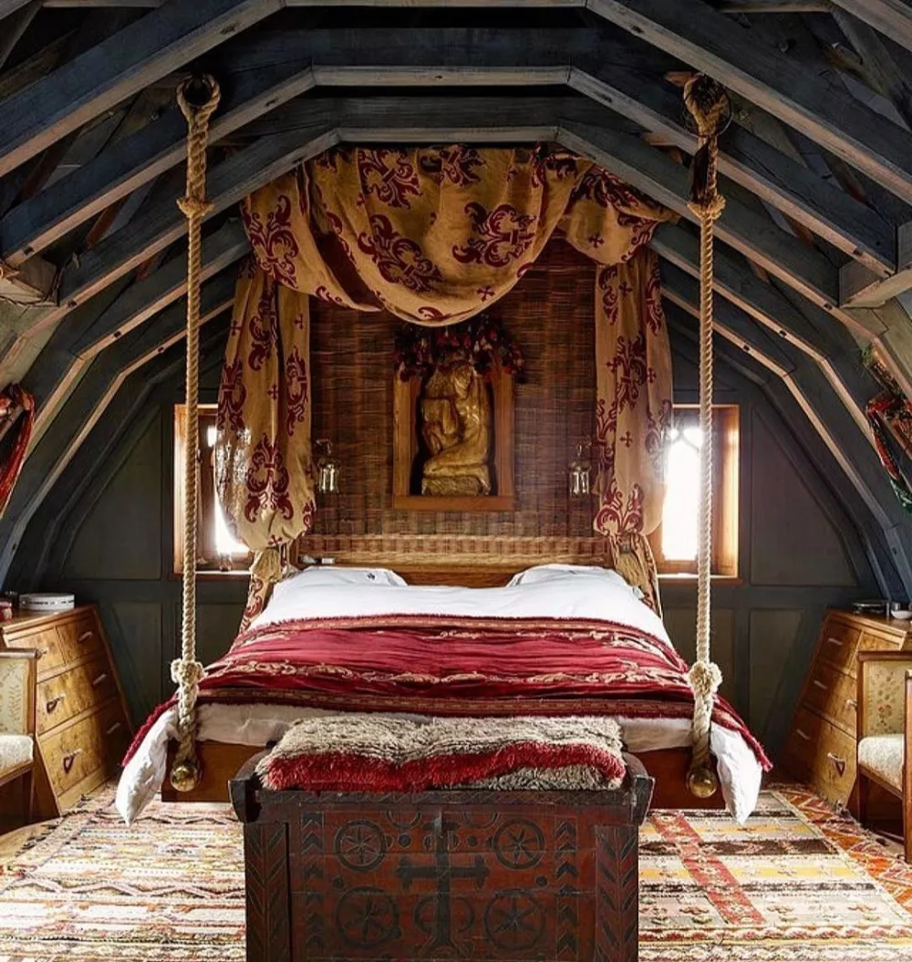 Skrbno opremljena notranjost gradu.  IG/Jeremyirons