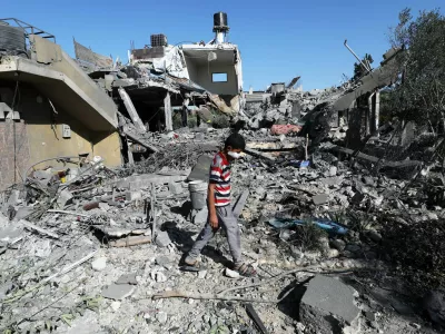 24 May 2025, Palestinian Territories, Nusairat: A Palestinian child inspects the damage inside a house targeted in an Israeli strike at the Nuseirat camp for refugees in the central Gaza Strip. Photo: Moiz Salhi/APA Images via ZUMA Press Wire/dpa