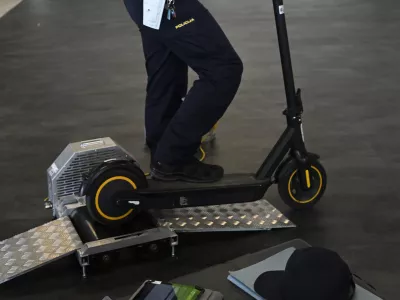 Naprava danskega proizvajalca BM autoteknik A/S je trenutno edini tovrstni merilnik v Sloveniji. Policija je napravo, ki v Sloveniji ni certificirana, dobila marca, od takrat jo preizkušajo in si jo predajajo med policijskimi postajami. Foto: Nik Erik Neubauer