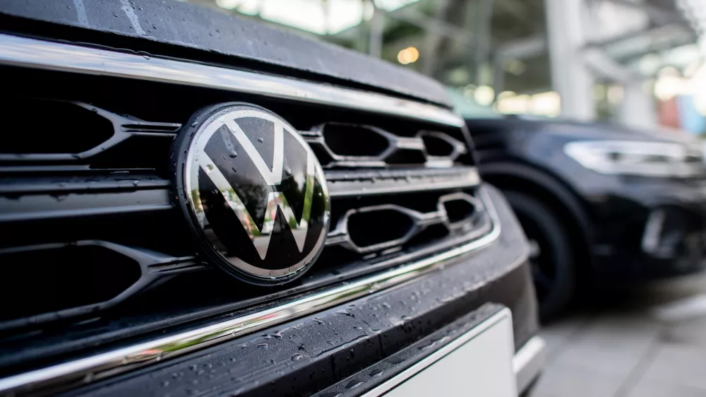 26 May 2025, Lower Saxony, Oldenburg: New Volkswagen brand cars are parked in front of a car dealership. Photo: Hauke-Christian Dittrich/dpa