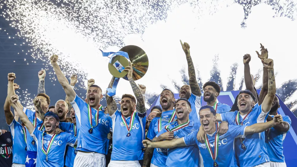 24 May 2025, Italy, Naples: Napoli players lift the Scudetto trophy as they celebrate winning the Italian Serie A league title following their match against Cagliari at the Diego Armando Maradona Stadium. Photo: Antonio Balasco/LaPresse via ZUMA Press/dpa