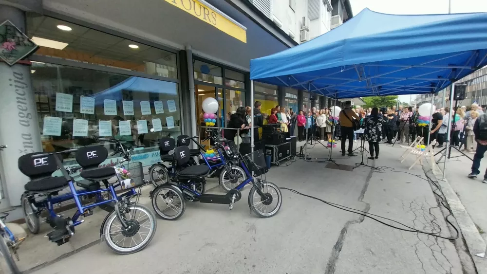 Starejši si lahko pred centrom izposodijo prilagojena kolesa in se z njimi odpravijo po »srčni poti«. Foto: Vesna Levičnik