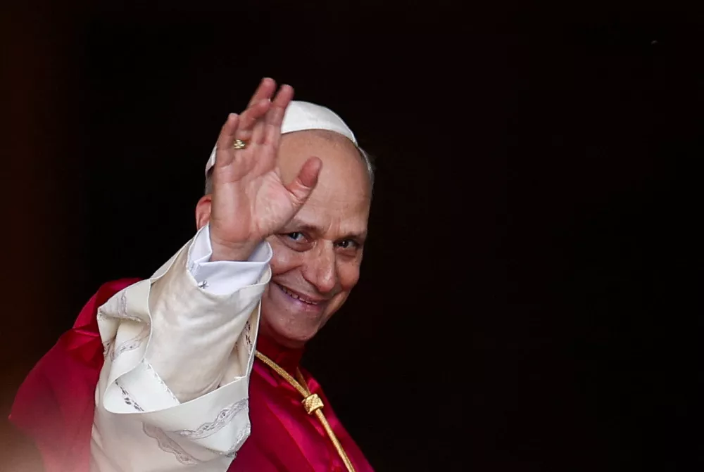 Pope Leo XIV waves to the faithful at the Basilica di Santa Maria Maggiore (Basilica of Saint Mary Major) where Pope Francis is buried, in Rome, Italy, May 25, 2025. REUTERS/Guglielmo Mangiapane   TPX IMAGES OF THE DAY