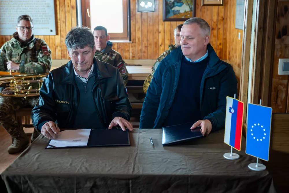 Kredarica, observatorij.Dogodek ob zacetku prenove visokogorskega observatorija na Kredarici.Minister za obrambo Borut Sajovic in minister za okolje, podnebje in energijo Bojan Kumer.