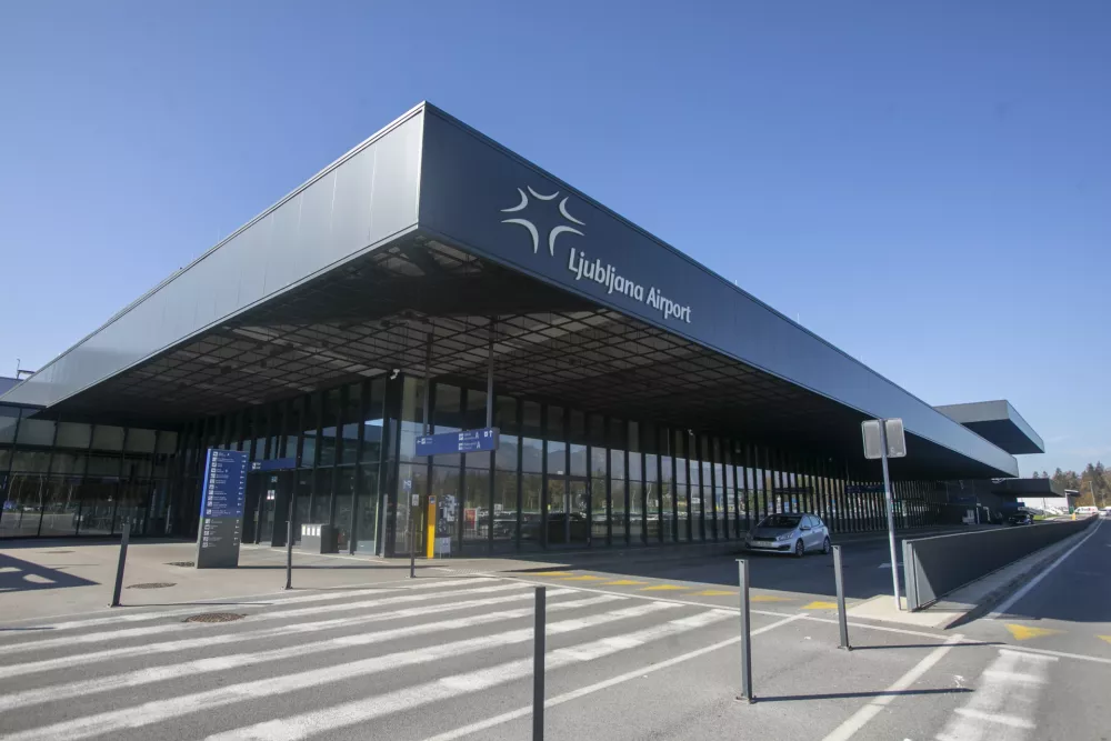 31.10.2024 - Letališče Jožeta Pučnika Ljubljana - Fraport Slovenija Upravljavec ljubljanskega letališča.FOTO: LUKA CJUHA