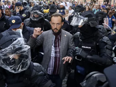 ﻿- pridržan raper Zlatan Čordić – Zlatko, - 05.10.2021 - protestni shod v Ljubljani -protest - Slovenija gostila vrh EU-Zahodni Balkan – vlada prvič v zgodovini samostojne Slovenije aktivirala 9. člen Zakona o nalogah in pooblastilih policije, da zaradi velike verjetnosti hujših kršitev javnega reda za dva dni omeji oz. prepove gibanje v Ljubljani, na Bledu in v okolici Brda pri Kranju.  /FOTO: Jaka Gasar 