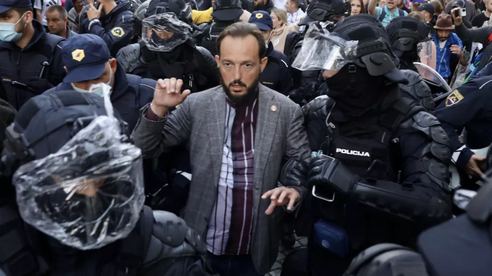 ﻿- pridržan raper Zlatan Čordić – Zlatko, - 05.10.2021 - protestni shod v Ljubljani -protest - Slovenija gostila vrh EU-Zahodni Balkan – vlada prvič v zgodovini samostojne Slovenije aktivirala 9. člen Zakona o nalogah in pooblastilih policije, da zaradi velike verjetnosti hujših kršitev javnega reda za dva dni omeji oz. prepove gibanje v Ljubljani, na Bledu in v okolici Brda pri Kranju.  /FOTO: Jaka Gasar 