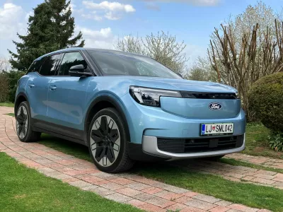 Explorer zagotavlja dobre vozne lastnosti, sedi se udobno in po želji tudi visoko. Dodana vrednost je pametni ključ, ki samodejno odklepa in zaklepa avto. Foto: Matej Štakul