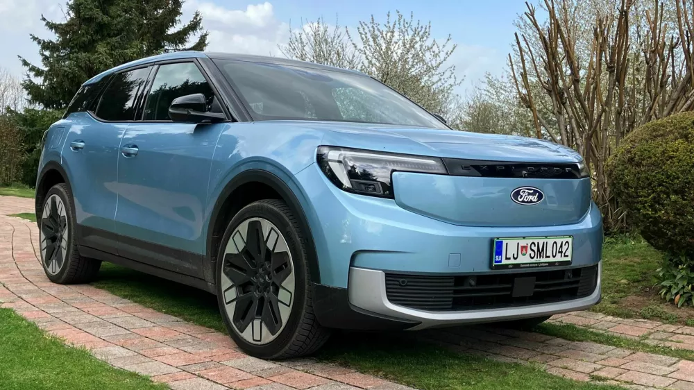 Explorer zagotavlja dobre vozne lastnosti, sedi se udobno in po želji tudi visoko. Dodana vrednost je pametni ključ, ki samodejno odklepa in zaklepa avto. Foto: Matej Štakul