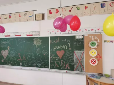 Ne le ob koncu šolskega leta, bolj pozorni učenci učitelje s pozornostmi radi razveselijo tudi ob njihovem osebnem prazniku. Foto: Osebni arhiv Mateje Jenko Medar