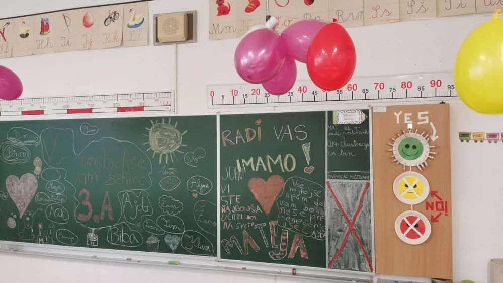 Ne le ob koncu šolskega leta, bolj pozorni učenci učitelje s pozornostmi radi razveselijo tudi ob njihovem osebnem prazniku. Foto: Osebni arhiv Mateje Jenko Medar