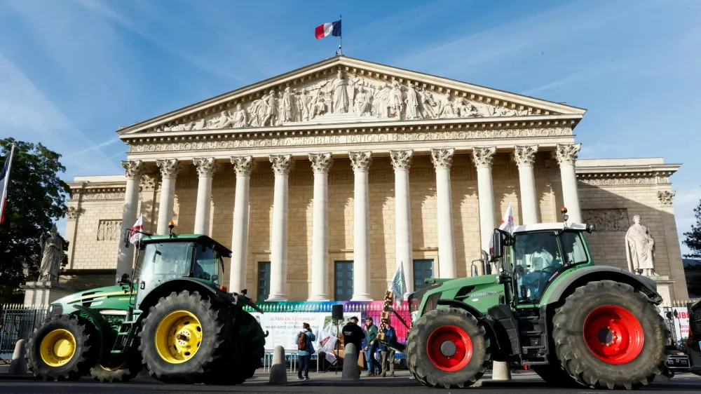 Tractors are parked in front of the French parliament, the Assemblee Nationale, as french farmers gather for a protest to call on lawmakers to adopt a bill that would loosen restrictions on pesticide and water use in farming, in Paris, France May 26, 2025. REUTERS/Abdul Saboor
