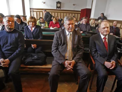 nekdanji član razpisne komisije pri kontroli zračnega prometa Tomaž Žibert (dve leti in šest mesecev zapora ter 15.000 evrov kazni), nekdanja direktorica Vegrad Hilda Tovšak (leto in dva meseca zapora ter 10.000 evrov kazni), nekdanji direktor Primorja Dušan Črnigoj (leto in pet mesecev zapora ter 11.000 evrov kazni), nekdanji predsednik uprave SCT Ivan Zidar (leto in pet mesecev zapora ter 11.000 evrov kazni)- razglasitev sodbe v primeru Čista lopata - - sojenje zoper osmerico v gradbeni aferi Čista lopata, ki so obtoženi kaznivih dejanj sprejemanja in dajanja daril ter dajanj pomoči k omenjenimi kaznivima dejanjema pri postopku javnega naročila za gradnjo kontrolnega stolpa na Letališču Jožeta Pučnika LjubljanaFOTO: Bojan Velikonja