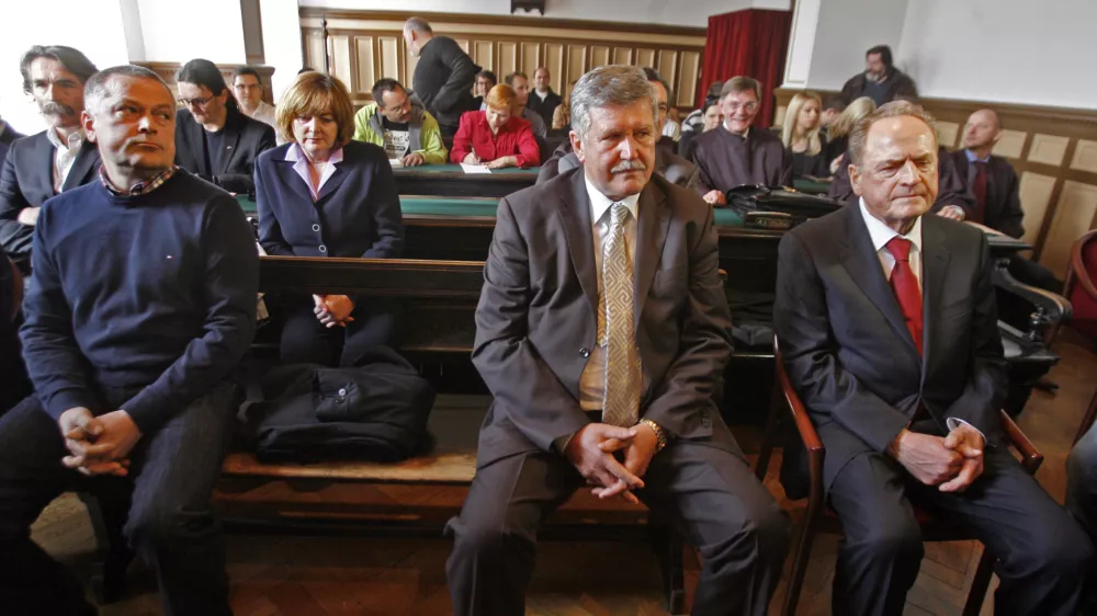 nekdanji član razpisne komisije pri kontroli zračnega prometa Tomaž Žibert (dve leti in šest mesecev zapora ter 15.000 evrov kazni), nekdanja direktorica Vegrad Hilda Tovšak (leto in dva meseca zapora ter 10.000 evrov kazni), nekdanji direktor Primorja Dušan Črnigoj (leto in pet mesecev zapora ter 11.000 evrov kazni), nekdanji predsednik uprave SCT Ivan Zidar (leto in pet mesecev zapora ter 11.000 evrov kazni)- razglasitev sodbe v primeru Čista lopata - - sojenje zoper osmerico v gradbeni aferi Čista lopata, ki so obtoženi kaznivih dejanj sprejemanja in dajanja daril ter dajanj pomoči k omenjenimi kaznivima dejanjema pri postopku javnega naročila za gradnjo kontrolnega stolpa na Letališču Jožeta Pučnika LjubljanaFOTO: Bojan Velikonja