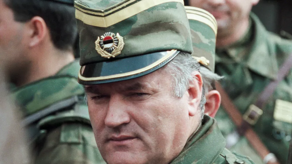 ﻿Bosnian Serb General Ratko Mladic leaves a meeting at the airport in Sarajevo, Bosnia and Herzegovina April 13, 1993. Picture taken April 13, 1993. REUTERS/Chris Helgren