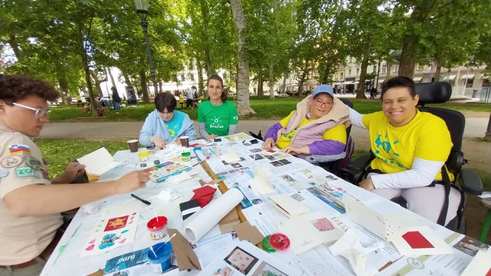 Zveza Sonček izdelovanje čestitk festival Igraj se z mano