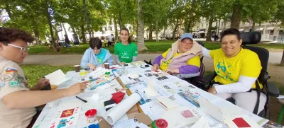 Zveza Sonček izdelovanje čestitk festival Igraj se z mano
