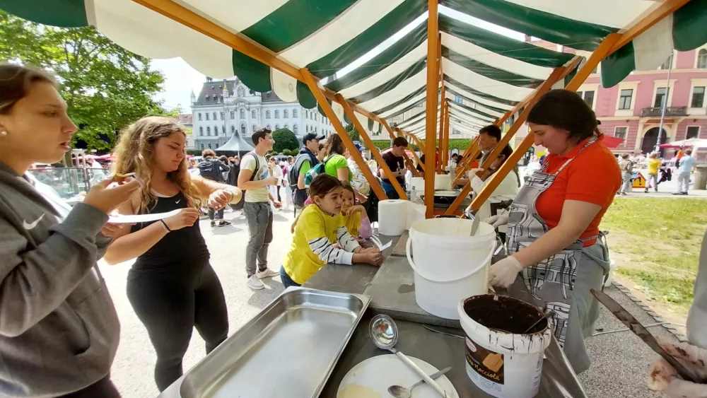 Največja gneča je bila pred stojnicami za palačinke. F Vesna Levičnik