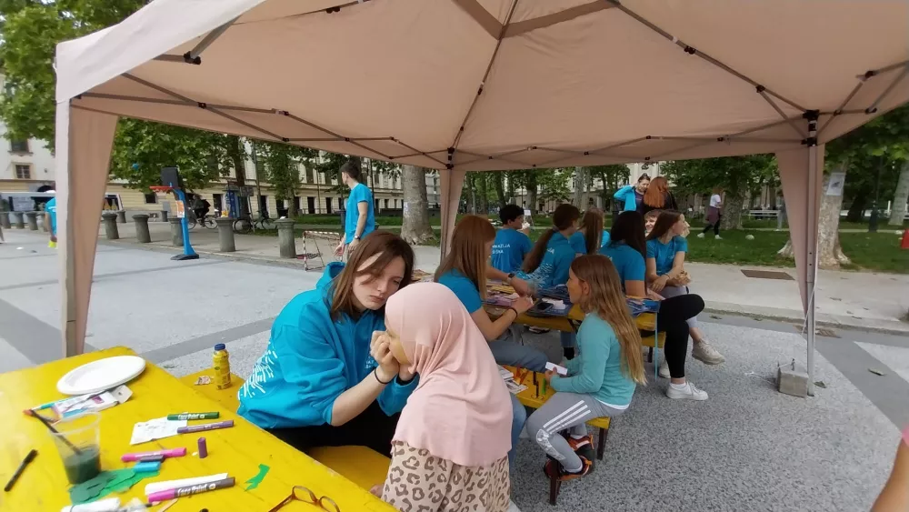 Številčna je bila tudi skupina prostovoljcev iz vrst dijakov športne gimnazije Šiška, ki so pripravili poligon in ponudili poslikavo obraza. F Vesna Levičnik