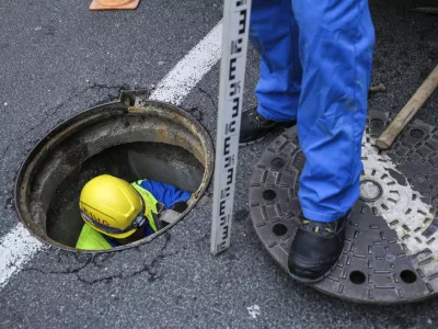 ﻿delavci sektorja kanalizacija Javnega podjetja VO-KA - vodovodni jašek- 31.03.2015 - Ljubljana - Ljubljansko kanalizacijsko omrežje - kanalizacijski sistem, Javno Podjetje Vodovod - Kanalizacija (VO-KA)   //FOTO: Jaka Gasar