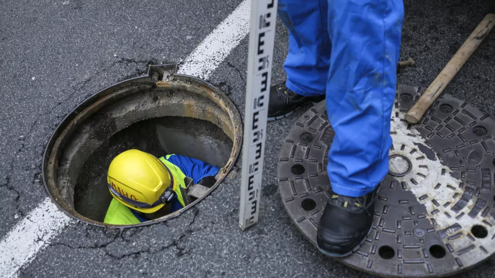 ﻿delavci sektorja kanalizacija Javnega podjetja VO-KA - vodovodni jašek- 31.03.2015 - Ljubljana - Ljubljansko kanalizacijsko omrežje - kanalizacijski sistem, Javno Podjetje Vodovod - Kanalizacija (VO-KA)   //FOTO: Jaka Gasar