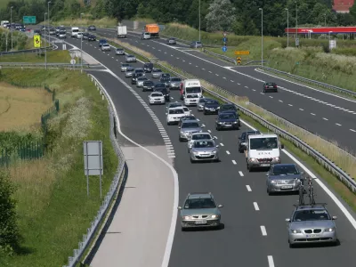 - protestna vožnja od Grosupljega proti Novemu mestu - Društvo podizvajalcev po dolenjski avtocesti izvedlo drugo protestno vožnjo, s katero je opozorilo na neplačana dela pri gradnji avtoceste //FOTO: Luka Cjuha